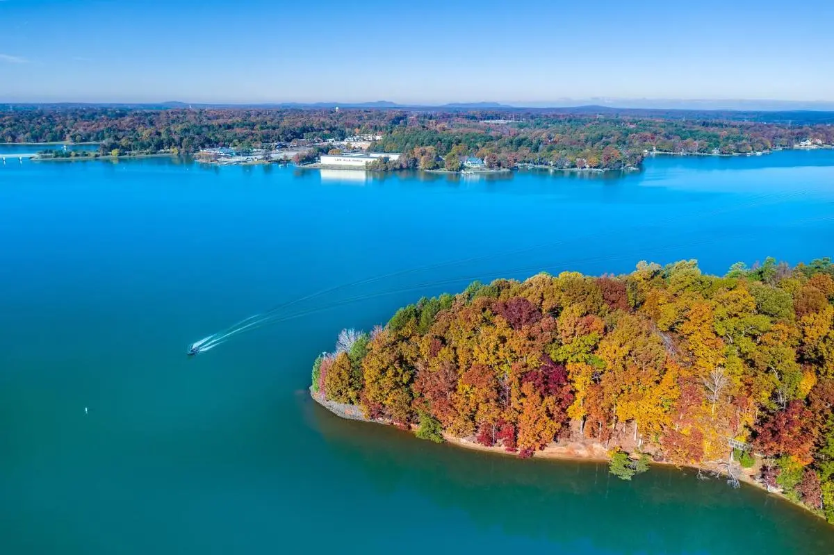 Bennington pontoon on Lake Wylie on a clear day